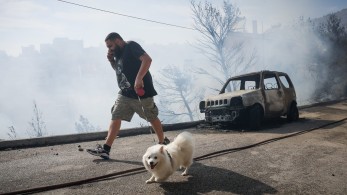 Φωτιά στη Βούλα: Εντολή για εκκένωση σπιτιών στη Βούλα