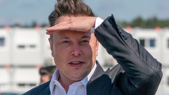 Tesla: Φρένο σε προσλήψεις και μείωση προσωπικού-Μασκ: “Έχω σούπερ κακό προαίσθημα για την οικονομία”