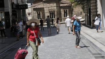 Τέλος η μάσκα από σήμερα-Πού παραμένει