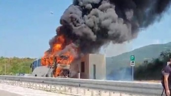 Ιόνια Οδός: Λεωφορείο τυλίχθηκε εν κινήσει στις φλόγες