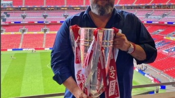 Μαρινάκης: Σήκωσε την κούπα στο Γουέμπλεϊ