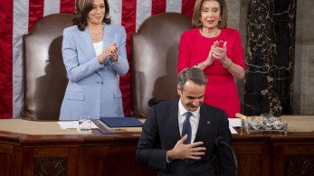 Εκτίναξη Μητσοτάκη στις κυλιόμενες του Μαξίμου