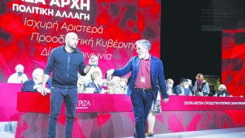 Τους φτύνει χωρίς… Ομπρέλα