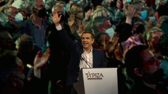 Χωρίς… ομπρέλα στη βροχή της αντιπολίτευσης ο Αλέξης