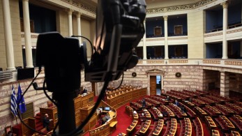 Σε άτακτη υποχώρηση ο ΣΥΡΙΖΑ: Υπερψήφισε το νομοσχέδιο Τσιάρα 