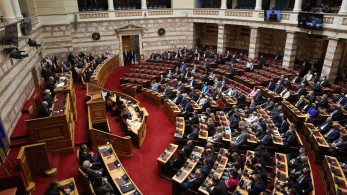 Ψηφίστηκε ο νέος κλιματικός νόμος- «Παρών» ΣΥΡΙΖΑ στην επιδότηση 600 ευρώ στους λογαριασμούς