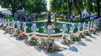 ΗΠΑ: Μεγαλώνει ο κατάλογος των νεκρών από πυροβολισμούς-“Κωφεύει” ο αμερικανικός Τύπος