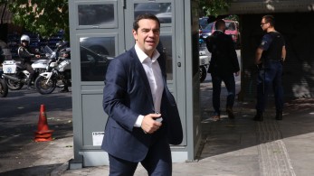 Όταν ο Τσίπρας καταδίκαζε το δημοψήφισμα του ΓΑΠ για να “φεσώσει” τη χώρα 86 δισ.