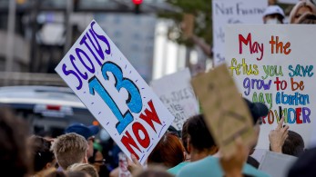 ΗΠΑ: Θύελλα αντιδράσεων για τις αμβλώσεις – Τι μπορεί να κάνει ο Μπάιντεν