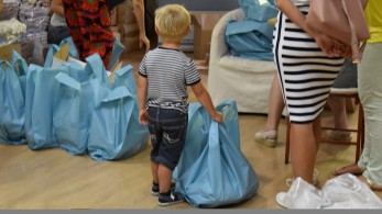 Εθελοντές και οργανώσεις υποστηρίζουν Ουκρανούς πρόσφυγες σε ανάγκη