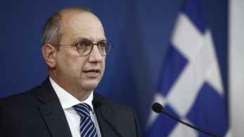 Οικονόμου: Η κυβέρνηση πασχίζει για την κοινωνία και ο Τσίπρας βγάζει «δεκάρικους» στις κάμερες