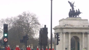 Ανακάλυψε ότι ένα παλιό φόρεμα αξίζει 35.000 λίρες