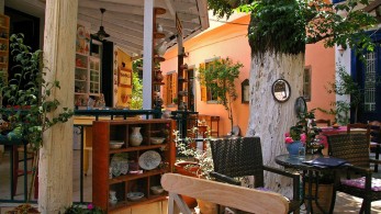 Μειωμένος ΦΠΑ έως τέλος 2022 σε εστίαση, μεταφορές, εισιτήρια, γυμναστήρια, σχολές χορού