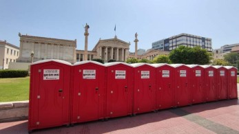 «Το ΠΑΜΕ τις τοποθέτησε» – Τι είπε ο Μπακογιάννης για τις χημικές τουαλέτες στην Πανεπιστημίου