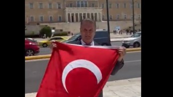 Απίστευτη πρόκληση: Τούρκος πολιτικός άνοιξε την τουρκική σημαία μπροστά στη Βουλή