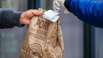 Έμαθε ότι κλείνουν λόγω κορωνοϊού και τους άφησε πουρμπουάρ… 10.000 δολάρια!