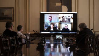 Η πρώτη σύσκεψη υπό τον πρωθυπουργό μέσω e:Presence (vid)