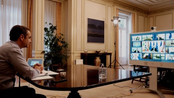 Ο πρωθυπουργός στην τηλεδιάσκεψη κορυφής για τον κορωνοϊό (pics)