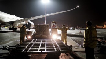 «Ανάσα ζωής» από τα Ηνωμένα Αραβικά Εμιράτα: Έφτασαν 11 τόνοι ιατρικού υλικού