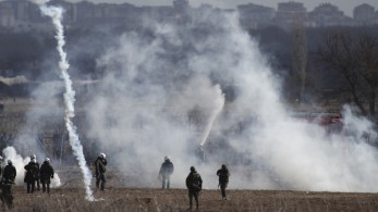 Νέα επεισόδια στον Έβρο: Μετανάστες προσπάθησαν να ρίξουν τον φράχτη (vid)