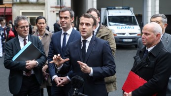 Μακρόν: Προς το παρόν δεν χρειάζονται τόσο δραστικά μέτρα όσο στην Ιταλία