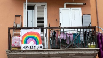 Οι Ιταλοί «πολεμούν» από τα μπαλκόνια τους τον κορωνοϊό με τραγούδι (vids)