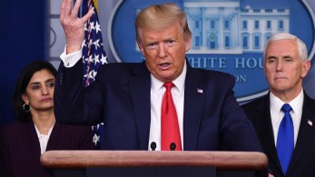 Ο Τραμπ φοβάται την ύφεση παραπάνω από τον κορωνοϊό…