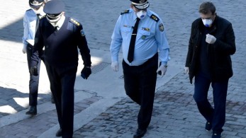 Mε γάντια και μάσκα στην Κοζάνη ο Μιχάλης Χρυσοχοΐδης