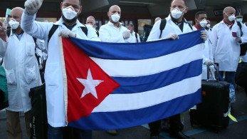 Κορωνοϊός στην Ιταλία: Έφθασε ο “στρατός με τις λευκές μπλούζες” από την Κούβα