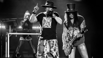 Με μάσκα και οι Guns N’ Roses για τον κορωνοϊό