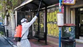 Καθημερινή απολύμανση σε 750 στάσεις λεωφορείων και τρόλεϊ από τον δήμο Αθηναίων