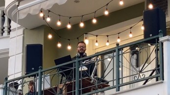 Κορωνοϊός: Μπαλκόνι πάρτι από 51 DJs στην Πιερία που έφτιαξαν κέφια με ασφάλεια (vid)