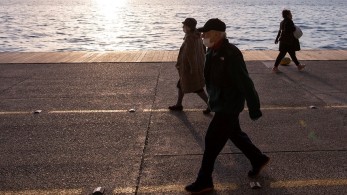 Κορωνοϊός -Βόλος: Αγνόησαν την απαγόρευση και βγήκαν βόλτα στην παραλία- Βροχή τα πρόστιμα