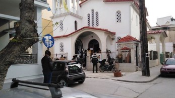 Λάρισα: Ουρά πιστών σε εκκλησία, παρά τα μέτρα για τον κορωνοϊό