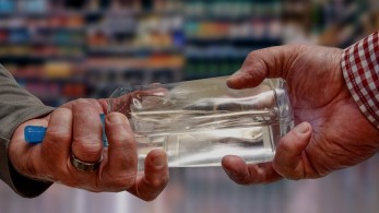 Τέλος στην έλλειψη αντισηπτικών – Η τροπολογία που καλύπτει τις ανάγκες