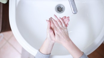 Αντισηπτικά από κατασχεμένη αλκοόλη προωθεί το ΥΠΟΙΚ
