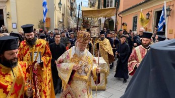 Με πλήθος κόσμου στην Κέρκυρα, η λιτανεία του σκηνώματος της Αγίας Βαρβάρας (vid)