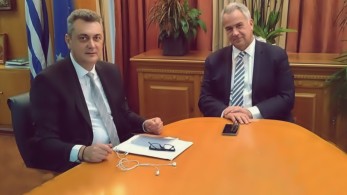 Ο Γιώργος Κωτσός στέκεται δίπλα στους αγρότες