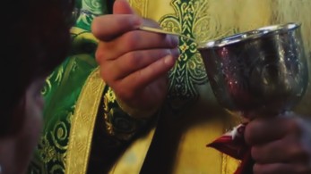 Κορωνοϊός και μεταλαβιά: Για εκκλησία, ΕΟΔΥ και υπ. Παιδείας… ο μήνας έχει εννιά!