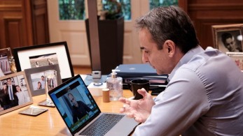 Τηλεδιάσκεψη Μητσοτάκη με Βαρουφάκη για τον κορωνοϊό