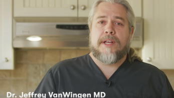 O viral γιατρός που εξηγεί πώς πρέπει να απολυμαίνουμε τα ψώνια μας (vid)