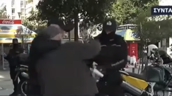 Έλεγχος… εκτός ελέγχου: Αστυνομικοί πιάστηκαν στα χέρια με ηλικωμένο (vid)