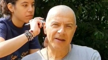 Σε ρόλο… κουρέα της Σεβίλλης η κόρη του Σταύρου Θεοδωράκη