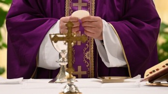 Κορωνοϊός: Θετικός κληρικός που ζει στον ξενώνα όπου διαμένει και ο Πάπας