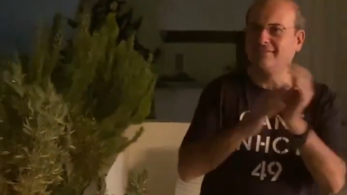 Στο μπαλκόνι χειροκρότησε κι ο Κωστής Χατζηδάκης (vid)