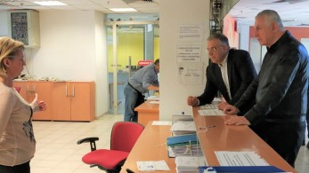 Κορωνοϊός: Έφοδος Θεοδωρικάκου στο Περιστέρι