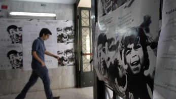 Οικονόμου κατά Τσίπρα για τα ΑΕΙ: Υπερασπίζεται τη βαριοπούλα και την ανομία