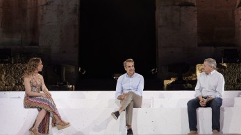 H πρόσκληση του πρωθυπουργού στο Netflix και τα εύσημα από τον Ted Sarandos