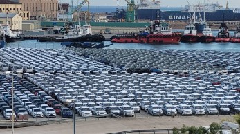 Γέμισε από καινούργια αυτοκίνητα το λιμάνι του Πειραιά