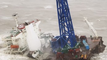 Χονγκ Κογνκ: Σβήνουν οι ελπίδες να βρεθούν ζωντανά τα 27 μέλη του πλοίου που κόπηκε στα δύο